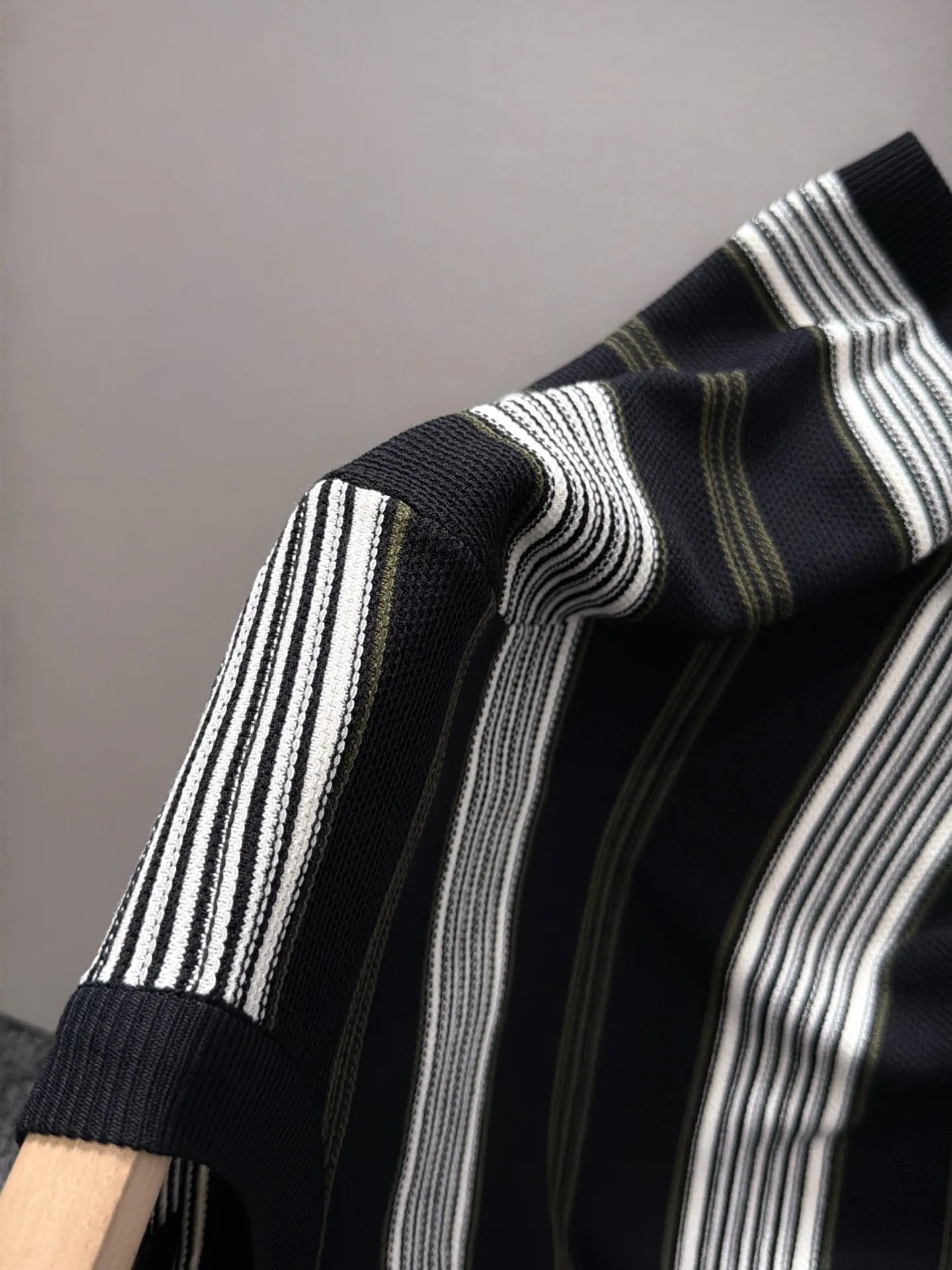 LP high quality Loro Piana 26ss New Arrival men's short-sleeved knitted T-shirt. Made of combed cotton yarn knitted cotton fabric, no pressure when entering and exiting the counter. Exclusive control of raw materials. It feels substantial when weighed, and the upper body is more textured than ordinary T-shirts. This texture can handle the weather easily and is suitable for both hot and cold! Loose fit design, looks noble. The only correct version is available Size: M to 4XL